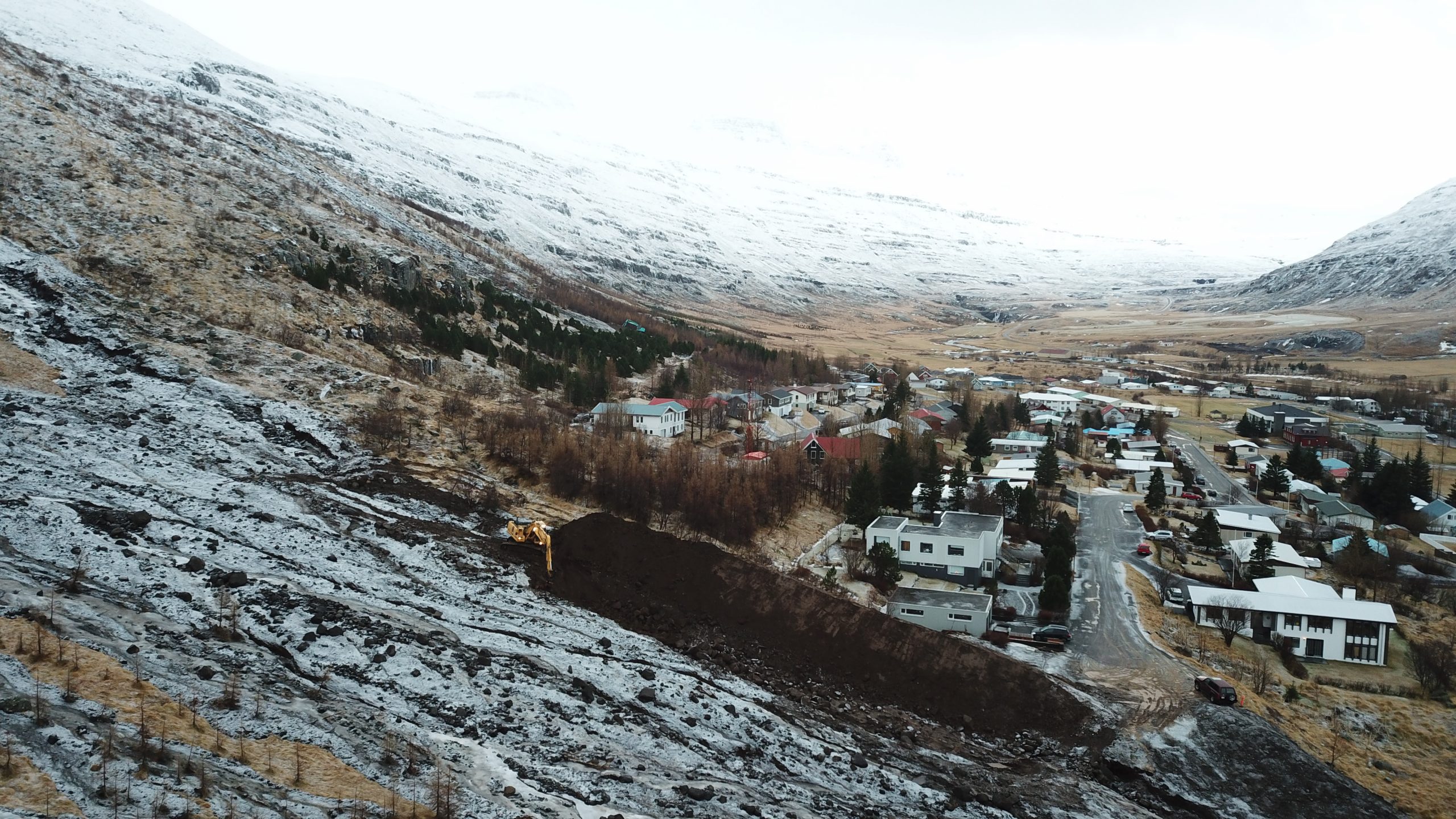 Seyðisfjörður: Vinna við frágang varnargarða langt komin